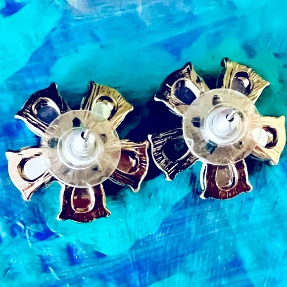 🌟HP🌟Flower Stud Earrings - Picture 4 of 4